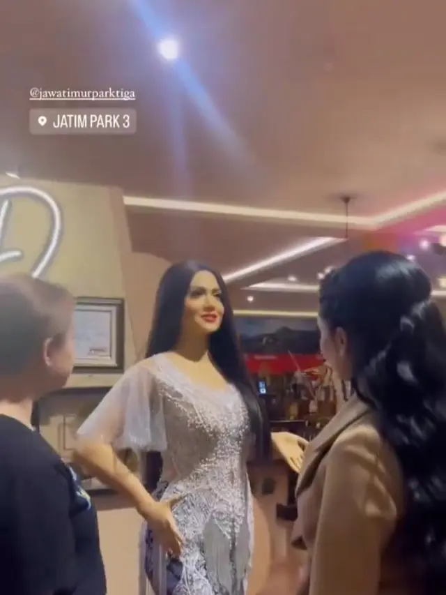 Momen Kris Dayanti Bertemu dengan Patung Dirinya, Persis Banget Bak Kembaran
