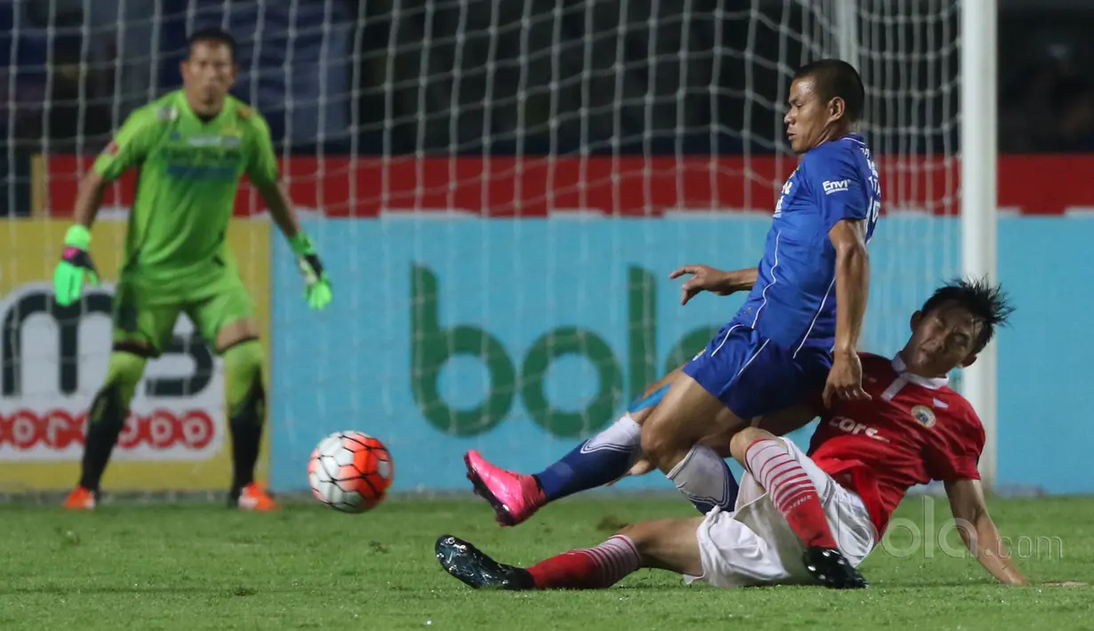 Duel pemain Persib Bandung, Tantan (atas) dan pemain Persija Jakarta, Sutanto Tan pada laga TSC 2016 di Stadion GBLA, Bandung, (17/7/2016). Persib ditahan Persija 0-0. (Bola.com/Nicklas Hanoatubun)