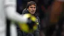 Pelatih Tottenham Hotspur, Antonio Conte saat menghadapi Fulham pada laga Liga Inggris 2022/2023 di Craven Cottage, London (23/1/2023). Antonio Conte yang menjabat pelatih Tottenham Hotspur sejak 2 November 2021 baru saja dipecat pada 26 Maret 2023 setelah gagal membawa Spurs lolos ke babak perempatfinal Liga Champions 2022/2023 setelah disingkirkan AC Milan. Inkonsistensi permainan Spurs juga jadi alasan lainnya. (AFP/Adrian Dennis)