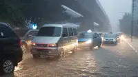 Hujan mengguyur Jakarta membuat sejumlah ruas jalan tergenang air. (Liputan6.com/TMC Polda Metro Jaya)