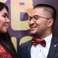 Belum lama ini pasangan kekasih Denada dan Ihsan Tarore dikabarkan menikah secara diam-diam. Kabar itu terlihat dari akun gosip yang menduga keduanya melakukan ijab kabul. (Adrian Putra/Bintang.com)