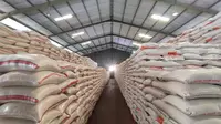Perum Bulog Kantor Wilayah Bogor, memasok beras Stabilisasi Pasokan dan Harga Pangan (SPHP) ke seluruh pasar tradisional di wilayah Bogor. (Achmad Sudarno/Liputan6.com)