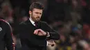 Hal itu disampaikan MU di laman resmi klub pada Rabu (14/1/2026) dini hari WIB. Tampak dalam foto, Michael Carrick saat masih menjadi pelatih sementara Manchester United melihat arlojinya selama pertandingan sepak bola Liga Premier Inggris melawan Arsenal di Old Trafford, Manchester, Inggris barat laut, pada 2 Desember 2021. (Oli SCARFF/AFP)