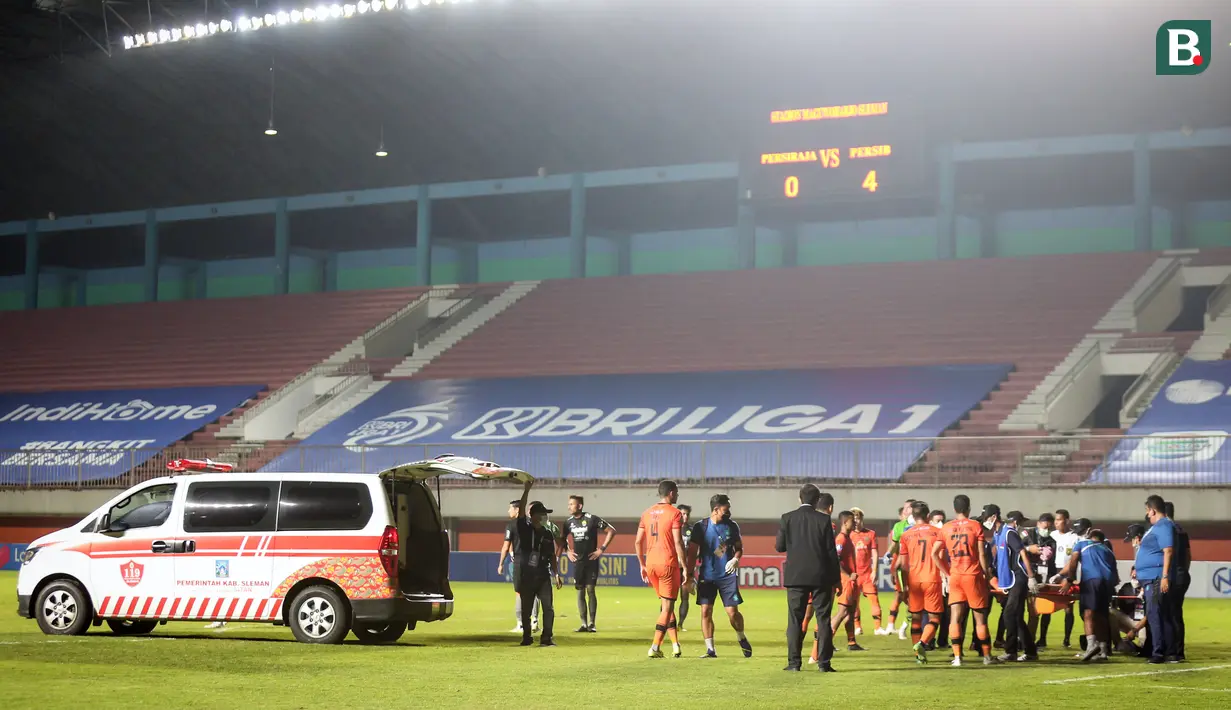 Pemain Persiraja Banda Aceh, Ramadhan langsung di bawah ke Rumah Sakit menggunakan ambulans untuk mendapatkan pertolongan pertama. (Bola.com/Bagaskara Lazuardi)