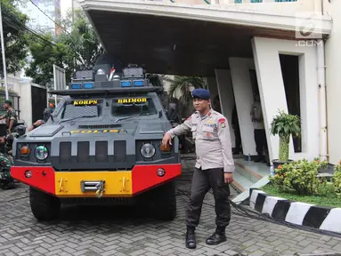 Polisi berdiri dekat mobil Barracuda di halaman Pengadilan Negeri Jakarta Utara, Senin (26/2). Kendaraan taktis itu disiagakan dalam pengamanan sidang peninjauan kembali (PK) yang diajukan Basuki Tjahaja Purnama (Ahok). (Liputan6.com/Arya Manggala)