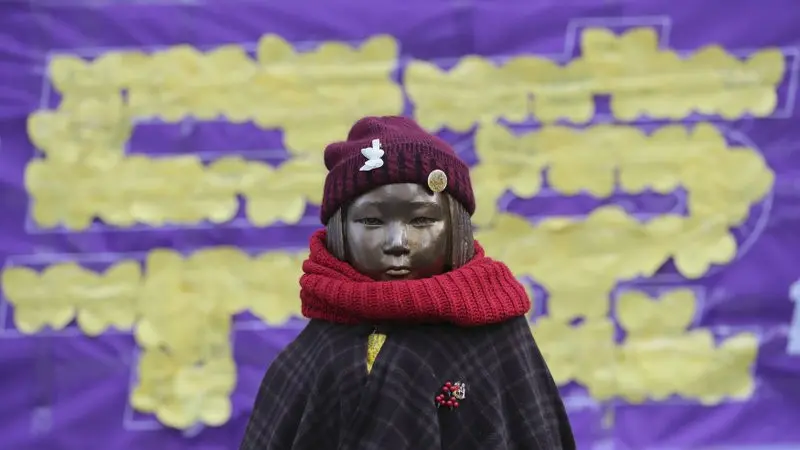 Sebuah patung yang mewakili budak seks terlihat di dekat Kedutaan Besar Jepang di Seoul, Korea Selatan. (AP/Lee Jin-man)