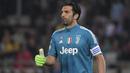 Gianluigi Buffon. Kiper 43 tahun ini didatangkan Juventus dari Parma pada 2001/2002 dengan nilai transfer 52 juta euro. Sempat hijrah ke PSG selama 1 musim pada 2018/2019, Buffon kembali ke Juventus selama 2 musim hingga musim lalu. Musim ini ia kembali ke Parma di Serie B. (Foto: AFP/Tiziana Fabi)