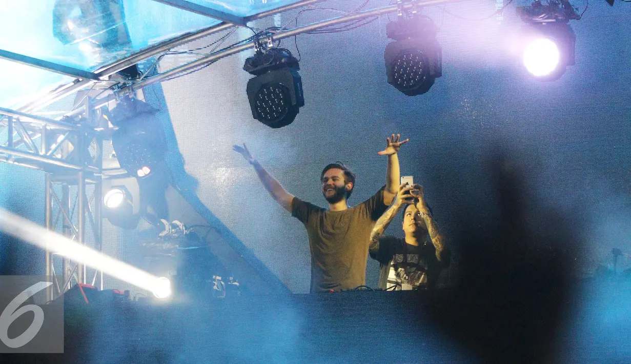 Aksi panggung DJ ZEDD saat mengibur penonton dalam acara festival musik Djakarta Warehouse Project (DWP) 2016 di Jiexpo Kemayoran, Jakarta, Jumat (10/12). Acara musik ini dimeriahkan sederet DJ ternama dari mancanegara. (Liputan6.com/Herman Zakharia)