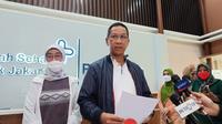 Penjabat (Pj) Gubernur DKI Jakarta, Heru Budi Hartono saat meninjau korban kebakaran depo pertamina Plumpang di RSUD Koja. (Dok. Merdeka.com/Rahmat Baihaqi)