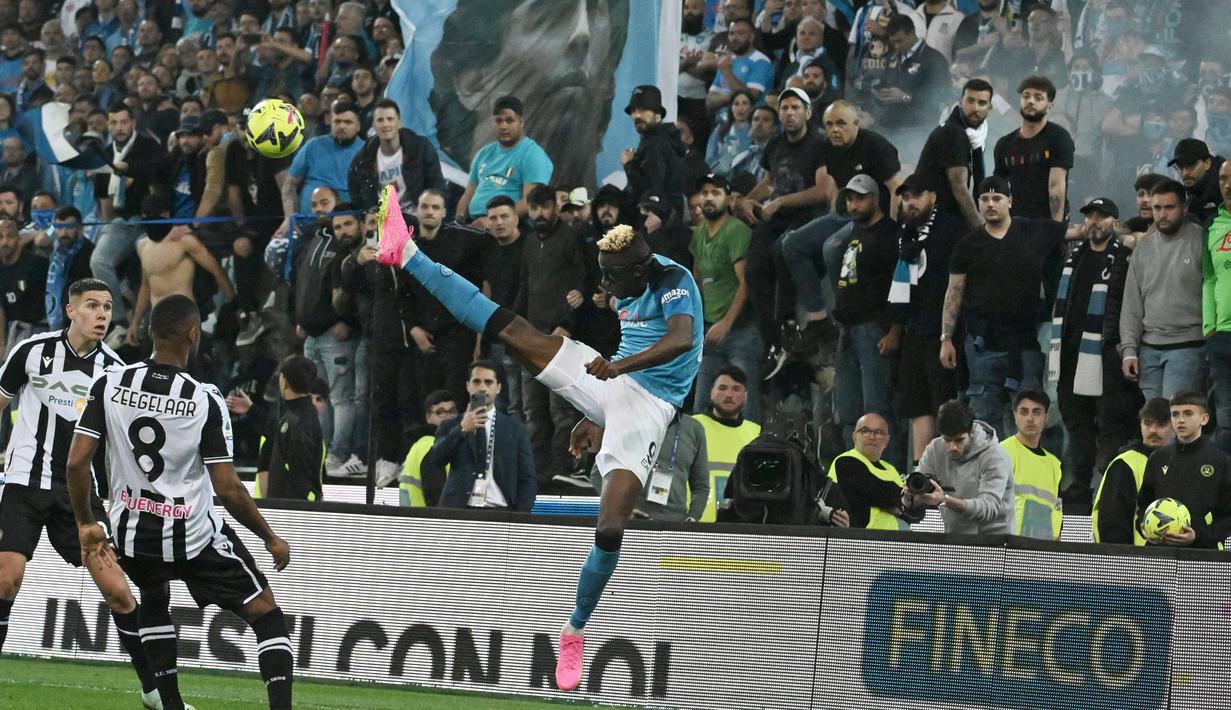 Victor Osimhen sukses menjadi pahlawan sekaligus memastikan Napoli menyegel titel juara Liga Italia musim 2022/2023. (AFP/Tiziana Fabi)