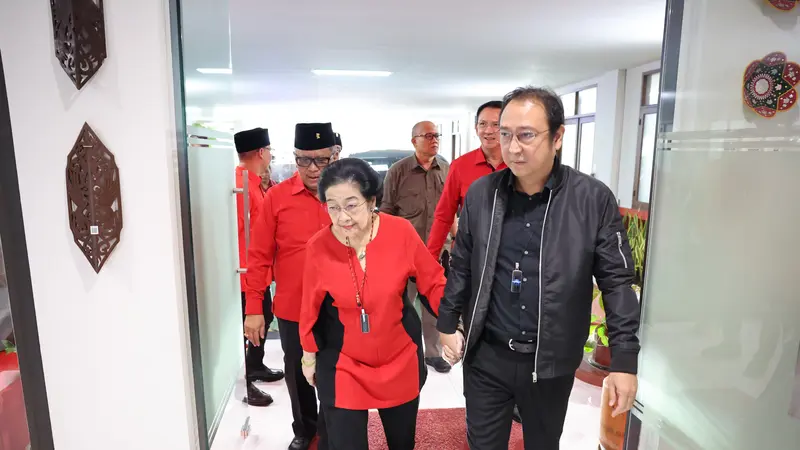 Ketua Umum DPP PDI Perjuangan (PDIP) Megawati Soekarnoputri menghadiri acara pengambilan pengucapan sumpah janji jabatan pengurus DPP PDIP masa bakti 2019-2024 diperpanjang hingga 2025.