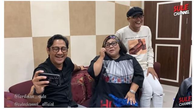 Sule, Andre, dan Nunung saling mengobrol bersama dengan diiringi canda tawa.