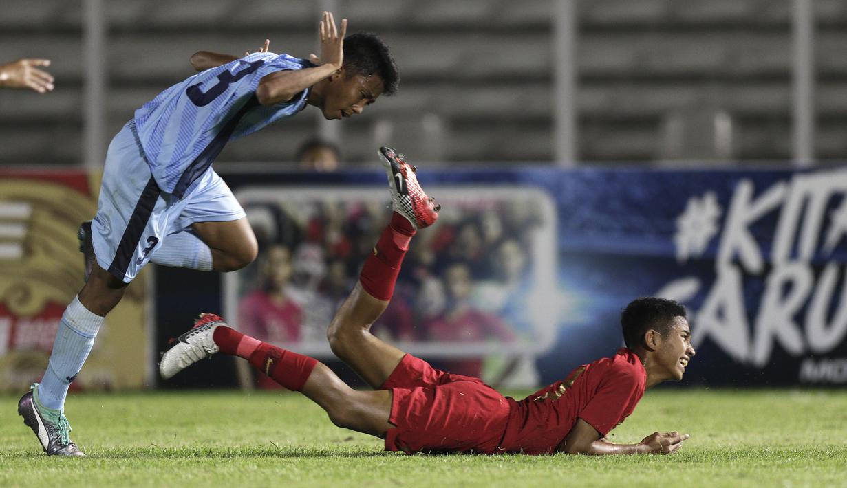 Gelandang Timnas Indonesia U-16, Marselino Ferdinan, terjatuh saat berebut bola dengan pemain Kepulauan Mariana Utara pada laga babak Kualifikasi Piala AFC U-16 2020 di Stadion Madya, Jakarta, Rabu (18/9). Indonesia menang 15-1. (Bola.com/Yoppy Renato)