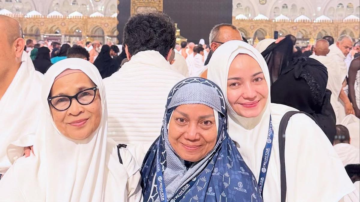 Umrah di Bulan Ramadan, 6 Pesona Anggun Enzy Storia Dibalut Abaya dan Khimar