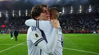 Dua pemain Timnas Italia, Marco Palestra dan Leonardo Spinazzola, saling menghibur diri setelah Gli Azzurri dipastikan gagal melangkah ke Piala Dunia 2026. Timnas Italia kalah dari Bosnia-Herzegovina melalui drama adu penalti dalam laga final playoff Piala Dunia 2026, Rabu (1/4/2026) dini hari WIB. (AP Photo/Armin Durgut)