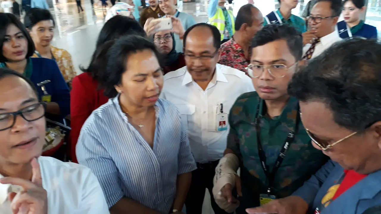 Dirut Garuda Indonesia, Pahala Nugraha Mansyuri saat melayani pelanggan maskapai tersebut di Terminal 3 Bandara Internasional Soekarno Hatta, Selasa (4/9/2018).