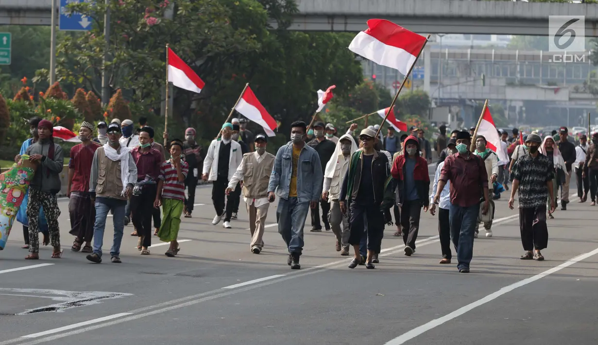 Sejumlah peserta massa aksi Gerakan Nasional Kedaulatan Rakyat saat melakukan unjuk rasa menuju depan Gedung Bawaslu, Jakarta, Selasa (21/5). Mereka menolak hasil Pemilu 2019 yang dinilai banyak terdapat kecurangan. (Liputan6.com/Helmi Fithriansyah)