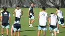 Pelatih kepala Timnas Argentina, Lionel Scaloni (tengah) memberi isyarat saat sesi latihan turnamen sepak bola Piala Dunia 2026 di Sporting KC Training Center, Kansas City pada Kamis 11 Juni 2026. (JUAN MABROMATA/AFP)