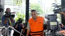 PNS Dinas Pendidikan Klaten Sularman saat tiba di gedung KPK untuk diperiksa terkait suap promosi dan mutasi jabatan di lingkungan kabupaten Klaten, Jakarta, Rabu (18/1) . (Liputan6.com/Helmi Afandi)