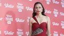 Faradina Mufti tampil menawan dengan one strap shoulder drappery dress merah marun. Siluet heartline dan aksen brukat di pinggang bikin tampilannya terlihat elegan