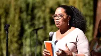 Oprah Winfrey lahir di Mississippi dengan seorang ibu yang tak menikah. Ibunya saat itu masih berusia remaja. (Alberto E. Rodriguez / GETTY IMAGES NORTH AMERICA / AFP)