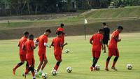 PS Tira saat berlatih di lapangan milik Yogyakarta Independent School (YIS). (Bola.com/Ronald Seger Prabowo)