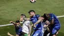 Pemain Prancis dan Republik Irlandia berebut bola pada babak 16 besar Piala Eropa 2016 di Stade de Lyon, Lyon, Minggu (26/6/2016). (EPA/Mast Irham)