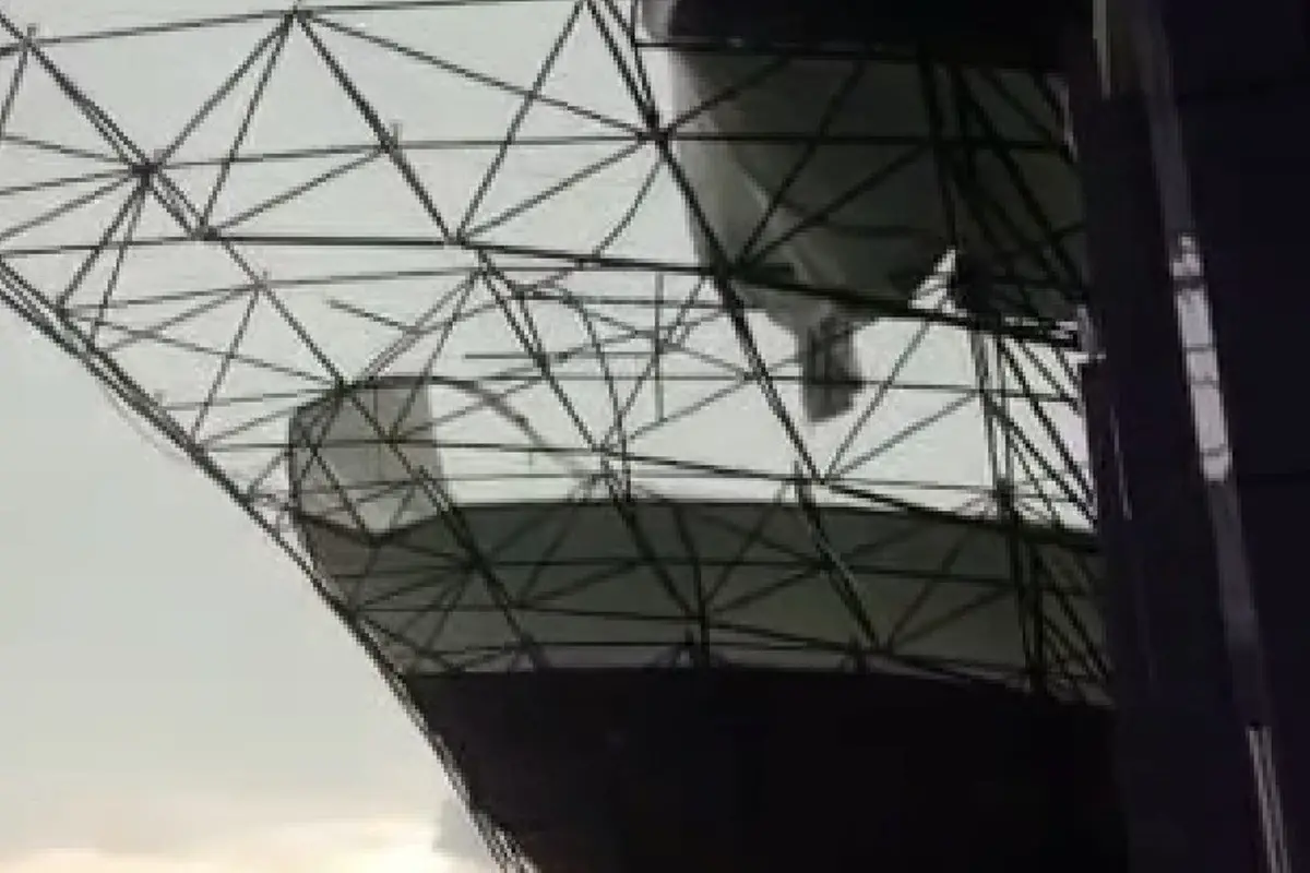 Angin puting beliung menerjang wilayah Kelapa Dua, Kabupaten Tangerang, pada Senin (30/3/2026) sore. Salah satunya membuat stadion Indomilk Arena mengalami kerusakan.