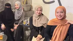 Selain dinner bareng, Ummi Pipik juga diketahui memberi hadiah spesial untuk Adiba berupa gelang. Melihat hal itu, banyak netizen yang memuji ketegaran sekaligus ketangguhan Ummi Pipik membesarkan anak-anaknya seorang diri sejak Uje meninggal dunia. (Liputan6.com/IG/@_ummi_pipik_)