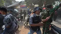 Sejumlah petugas menenangan warga saat kepanikan terjadi akibat gempa susulan melanda di Tanjung pulau Lombok, NTB, Kamis (9/8).(AFP/ ADEK BERRY)