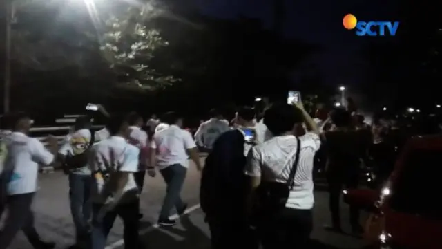 Dianggap berlebihan, polisi bubarkan pesta kelulusan siswa SMU di Gorontalo. Tak disangka, polisi juga temukan sejumlah botol miras dari para siswa tersebut.