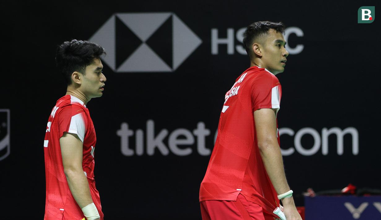 Ganda putra Indonesia, Leo Carnando/Bagas Maulana tampak lesu setelah ditaklukkan Fajar Alfian/Muhammad Fikri dalam babak 16 besar Indonesia Masters 2026 di Istora Senayan, Jakarta, Kamis (22/1/2026). (Bola.com/M Iqbal Ichsan)