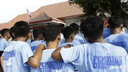 Para anak didik mendengarkan instruksi saat mengikuti pelatihan bersama Rahmad Darwaman di Lembaga Pemasyarakatan Anak Tangerang, Banten, Senin (26/8). Latihan ini dalam rangka rencana pembuatan film. (Bola.com/Vitalis Yogi Trisna)