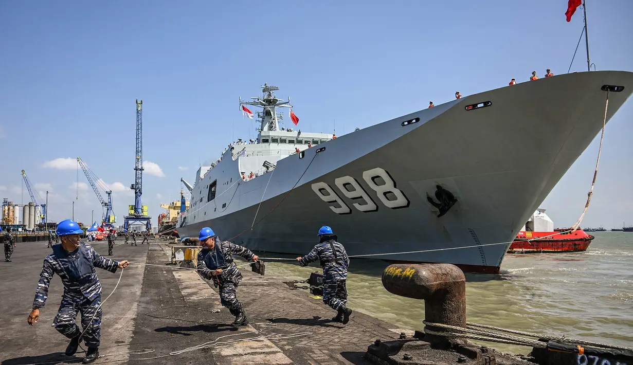 Personel TNI Angkatan Laut menarik tali kapal perang Angkatan Laut Tentara Pembebasan Rakyat (The People's Liberation Army Navy) China Kunlun Shan saat bersandar di Dermaga Jamrud Utara, Pelabuhan Tanjung Perak, Surabaya, Jawa Timur, Minggu (2/8/2026). (AFP/ Juni Kriswanto)