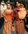 Mahalini viral dengan busana lebarannya, ia memilih mengenakan kebaya lace warna terracotta orange dipadukan selendang yang serasi dengan bawahan kainnya. [@mahaliniraharja]