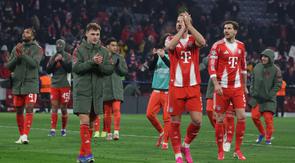 Penyerang Bayern Munchen, Harry Kane (tengah), berjalan bersama rekan setimnya, Joshua Kimmich (kiri) dan Leon Goretzka (kanan) setelah tim Bavaria itu menang atas klub Belgia, Union St Gilloise di Allianz Arena, Munchen, Kamis (22/1/2026) dini hari WIB. (Karl-Josef HILDENBRAND / AFP)