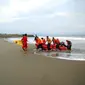 Sebelum ditemukan meninggal dunia, anak perwira polisi itu ikut rombongan teman sekolahnya untuk bermain di Pantai Karanghawu, Sukabumi. (Liputan6.com/Mulvi Mohammad)