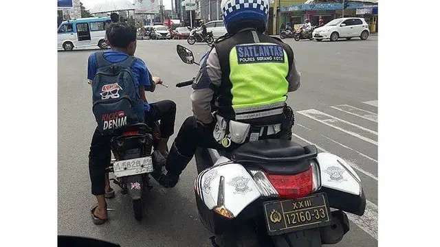 Aksi Nyeleneh Saat Berkendara Ini Cuman Ada di Indonesia
