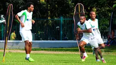Persipura Jayapura jalani sesi latihan fisik jelang Piala AFC 2015 di Lapangan C Senayan, Jakarta, Rabu (6/5/2015). Boaz Salossa terlihat ikut dalam sesi latihan fisik ini . (Liputan6.com/Yoppy Renato)