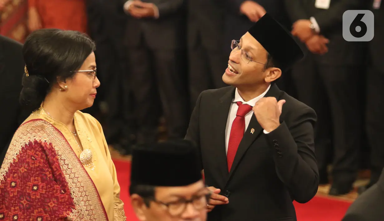 Menteri Pendidikan dan Kebudayaan Nadiem Makarim (kanan) berbincang dengan Menteri Keuangan Sri Mulyani (kiri) saat pelantikan di Istana Negara, Rabu (23/10/2019). Nadiem mejabat Menteri Pendidikan dan Kebudayaan di usia 35 tahun. (Liputan6.com/Angga Yuniar)