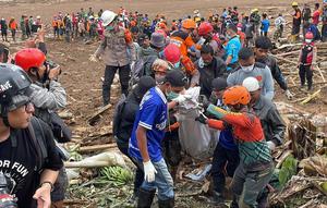 Tim SAR gabungan melakukan operasi pencarian korban bencana longsor di Kecamatan Cisarua, Kabupaten Bandung Barat. (Dok. Kantor SAR Bandung)