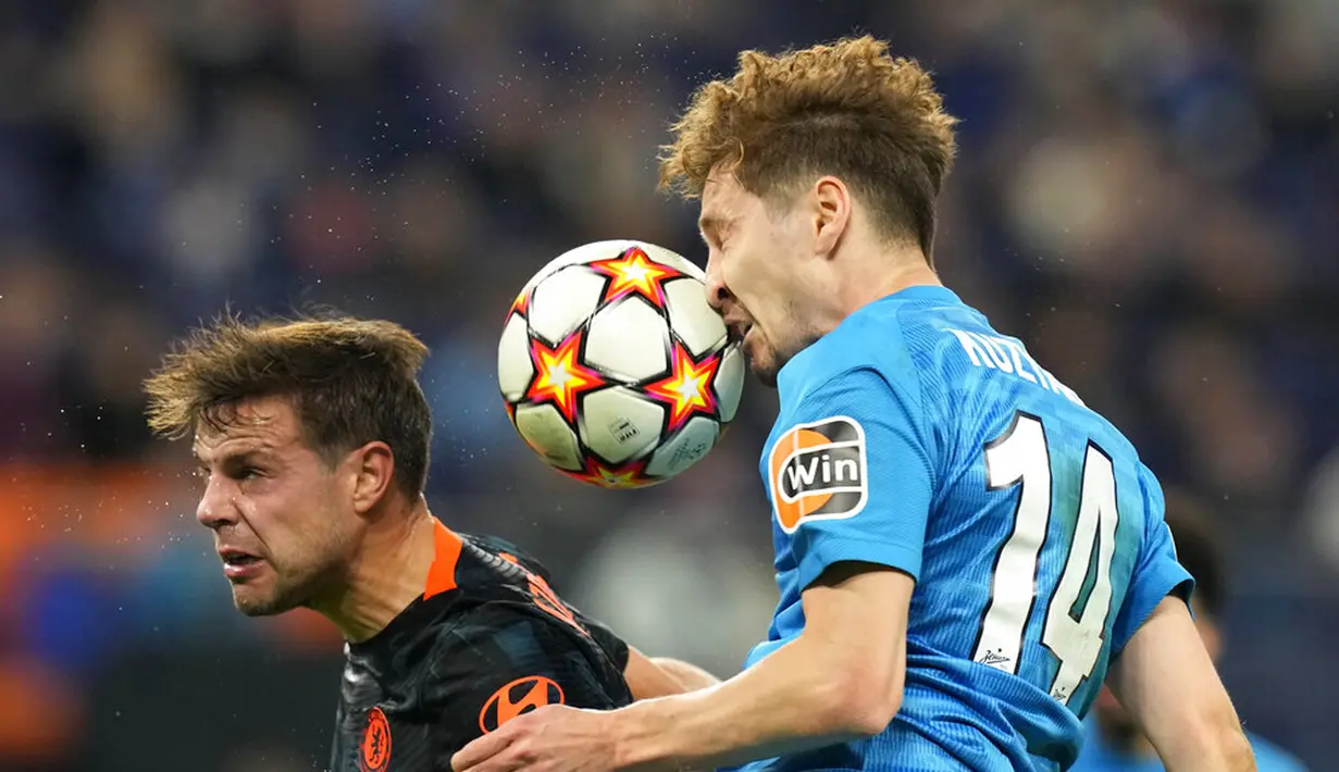 Pemain Zenit St. Petersburg Daler Kuzyaev (kanan) menyundul bola di depan pemain Chelsea Cesar Azpilicueta pada pertandingan sepak bola Grup H Liga Champions di Gazprom Arena, St.Petersburg, Rusia, 8 Desember 2021. Pertandingan berakhir dengan skor 3-3. (AP Photo/Dmitry Lovetsky)