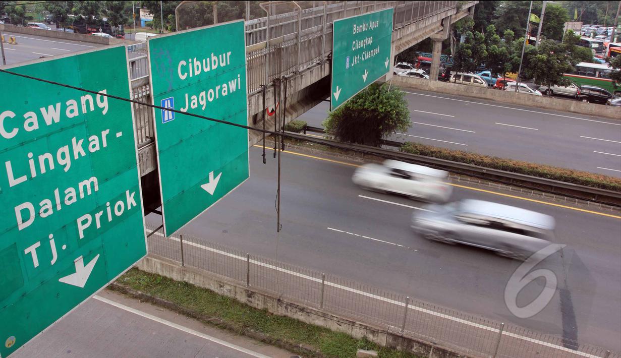Suasana di Jalan Tol Jakarta-Bogor-Ciawi (Jagorawi) terpantau Lancar, Jakarta, Kamis (14/5/2015). Jelang hari libur panjang warga Jakarta dan sekitarnya biasa memanfaatkan liburan ke luar kota. (Liputan6.com/Helmi Afandi)