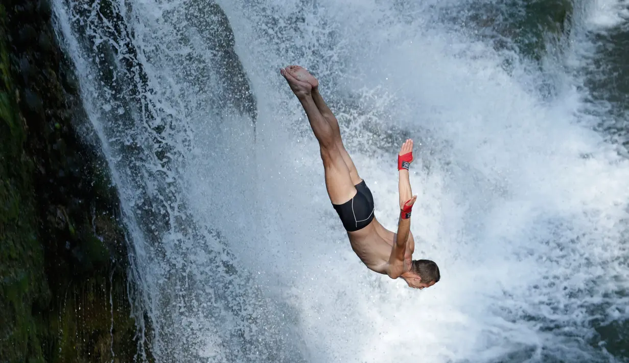 Peserta melompat dari atas air terjun saat mengikuti lomba melompat air terjun internasional ke-4 di Kota Jajce, Bosnia (5/8). Lomba melompat dari atas air terjun setinggi 21 meter ini diikuti oleh 23 peserta. (AP Photo/Amel Emric)