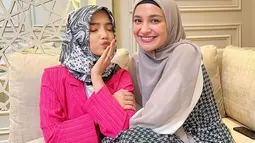 Fuji tampak makin mempesona dengan balutan hijab. Menggunakan baju pink dan hijab bercorak hitam putih.(Instagram.com/fuji_an)