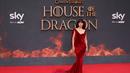 Olivia Cooke berpose di karpet merah saat tiba untuk menghadiri pemutaran perdana serial drama asli HBO "House of the Dragon" di Leicester Square Gardens, di London (15/8/2022). Olivia Cooke juga tampil memesona dengan memakai anting yang berkilau dengan gaun merahnya. (AFP/Hollie Adams)
