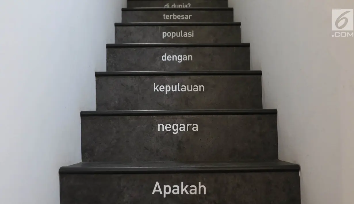 Desain interior dari tangga di Menara Kibar di Jakarta, Selasa (29/8). Menara Kibar ini memiliki lima lantai yang bisa dijadikan wadah bagi para startup digital untuk menciptakan inovasi. (Liputan6.com/Immanuel Antonius)