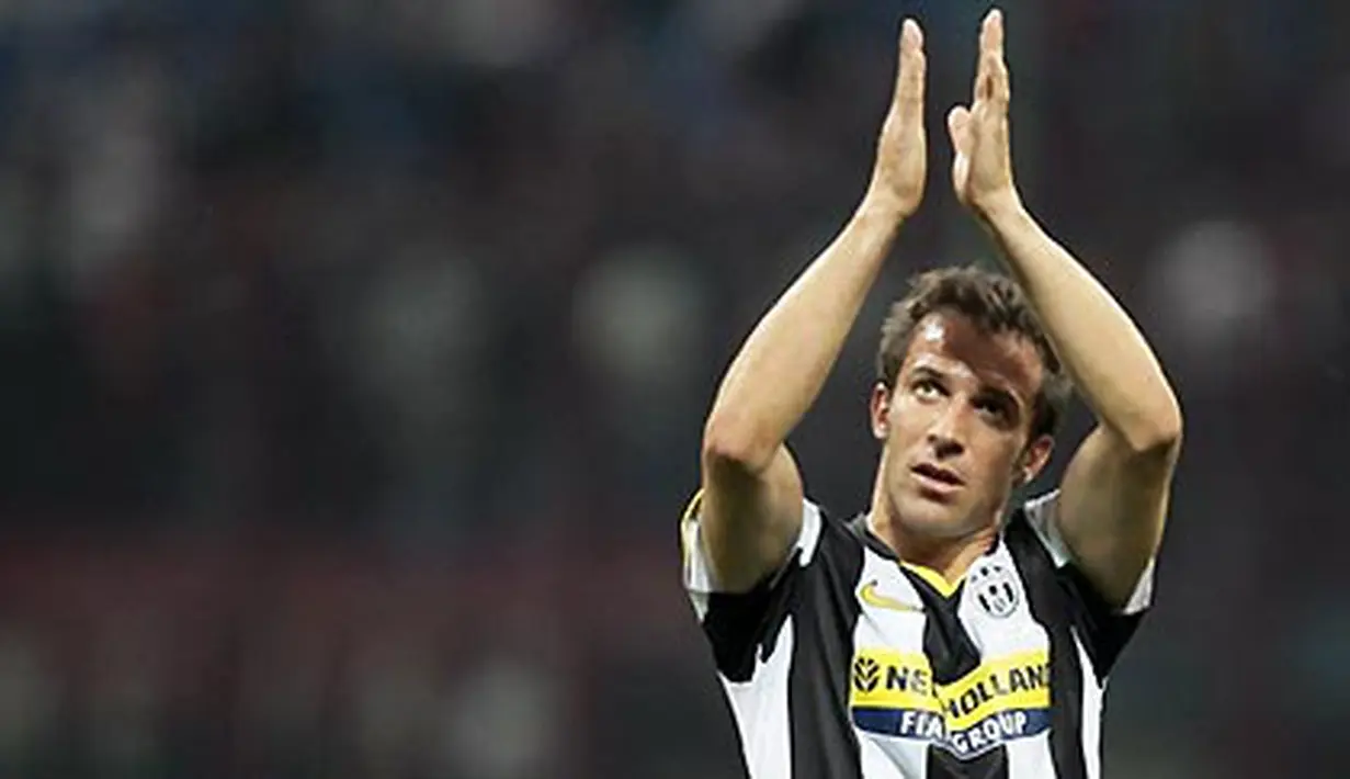 Kapten Juventus, Alessandro Del Piero memberi salut buat tifosi setelah mencatat penampilan ke-600 untuk Juventus pada 10 Mei 2009 di San Siro, Milan. AFP PHOTO/Emilio Andreoli