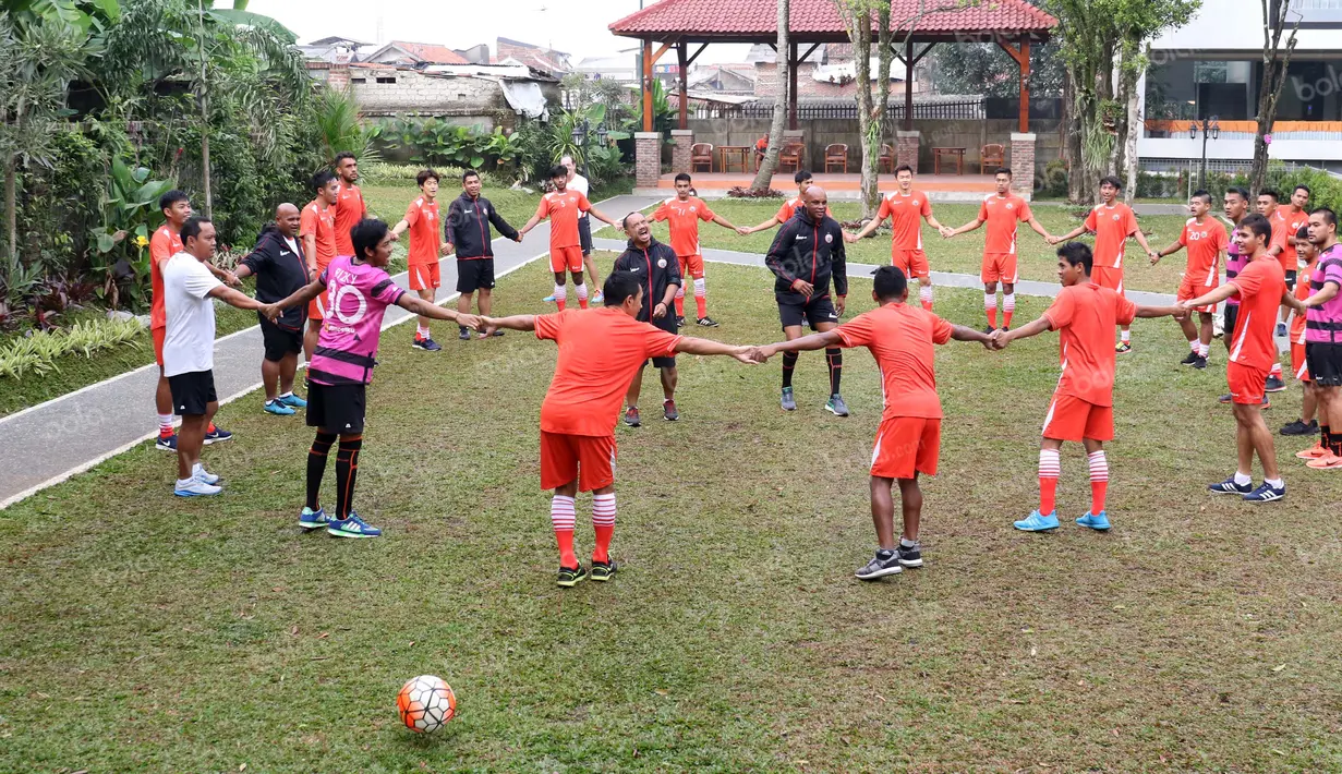 Suasana santai pemain dan pelatih Persija Jakarta saat latihan pagi di Bandung, Sabtu (16/7/2016). (Bola.com/Nicklas Hanoatubun)