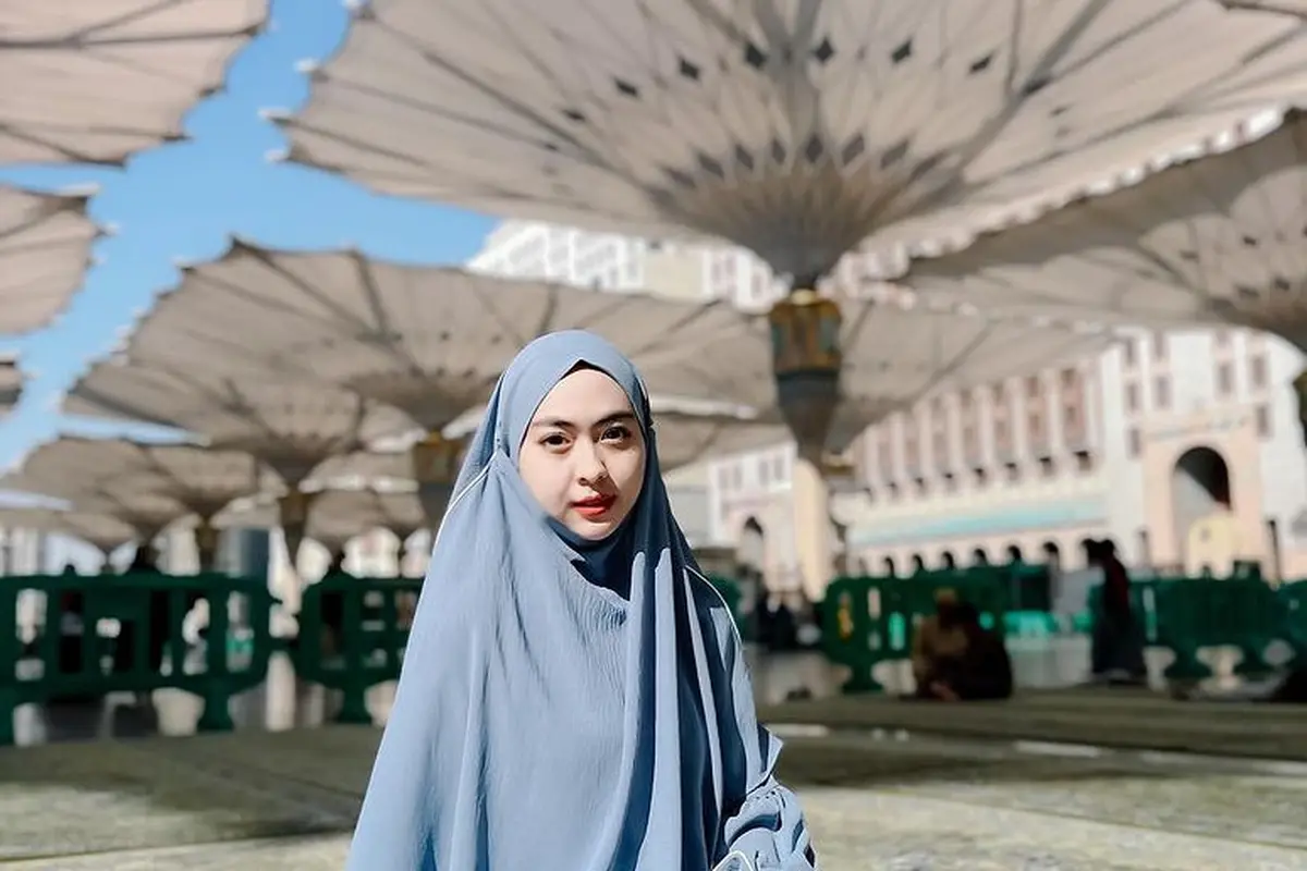 Gaya Busana Syari Ria Ricis saat Umrah Bersama Kedua Kakak Perempuan